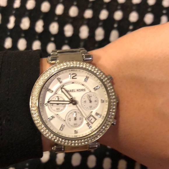 SILVER MICHAEL KORS WATCH! - Picture 4 of 4